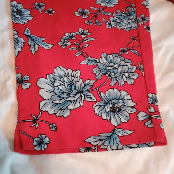 Roz & Ali Crop Ankle Pants Plussize 24 Red Floral Stretch Slimming Zip Front - Picture 1 of 9